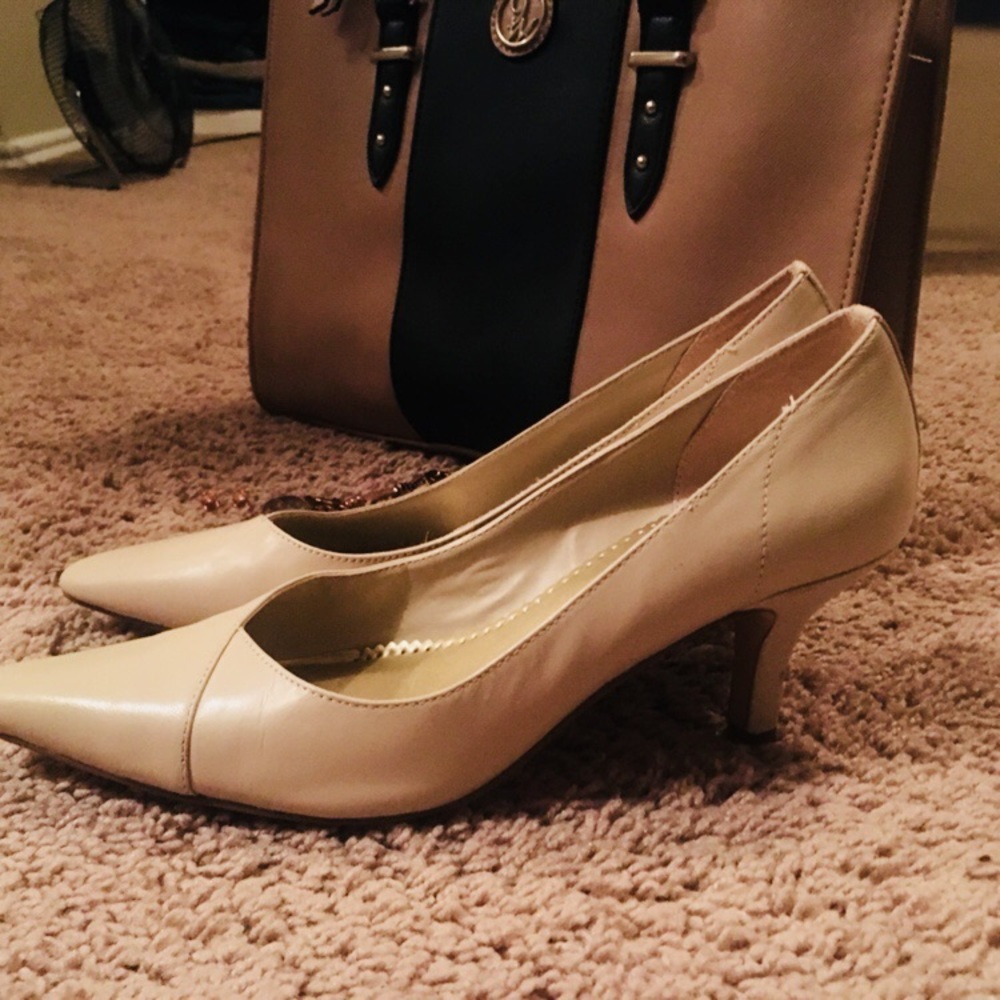 Pointed Heels - Picture 3 of 4